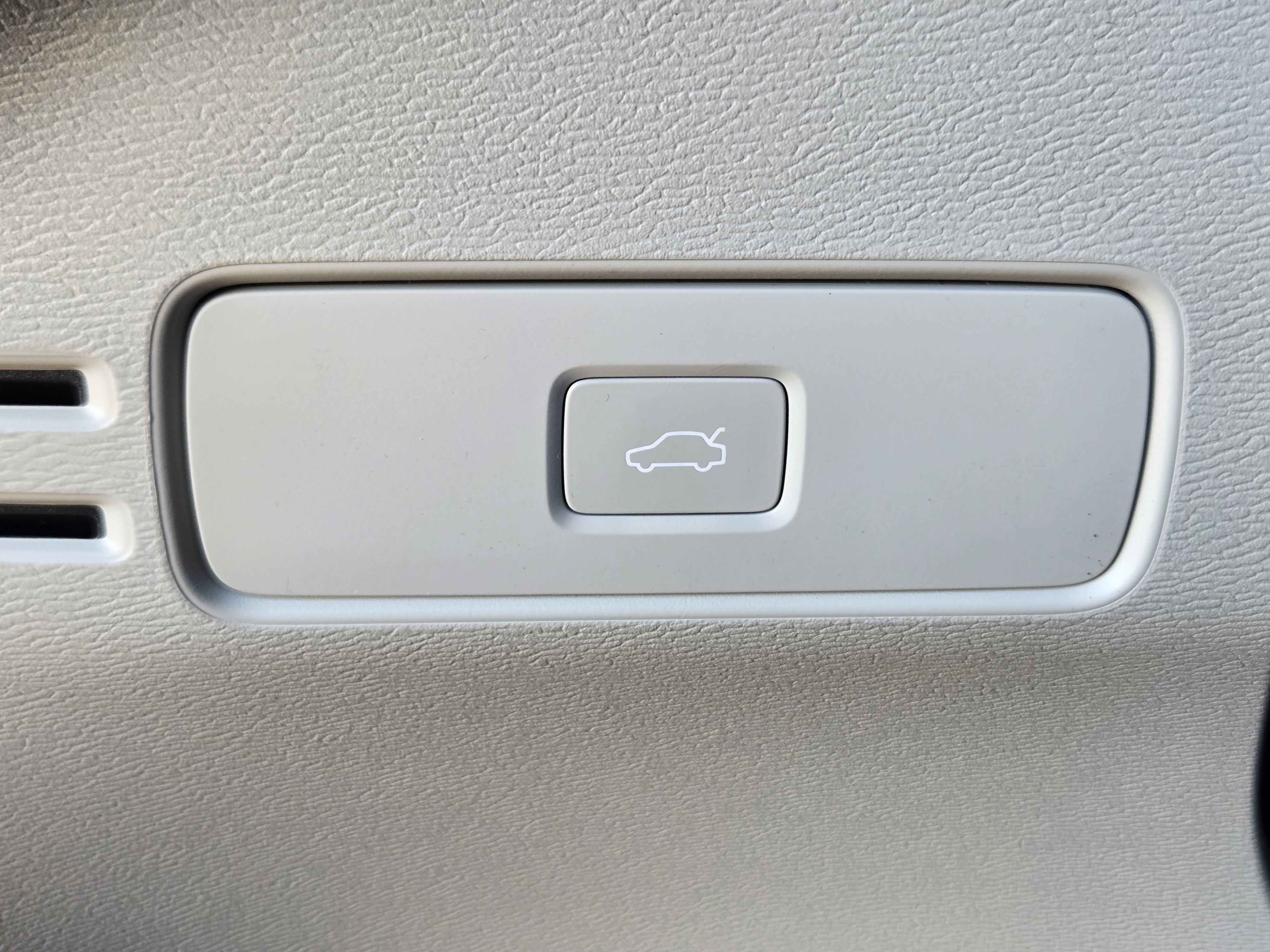 New 2026 Volvo XC40 B5 Ultra w/ Protection Package Premier image 24