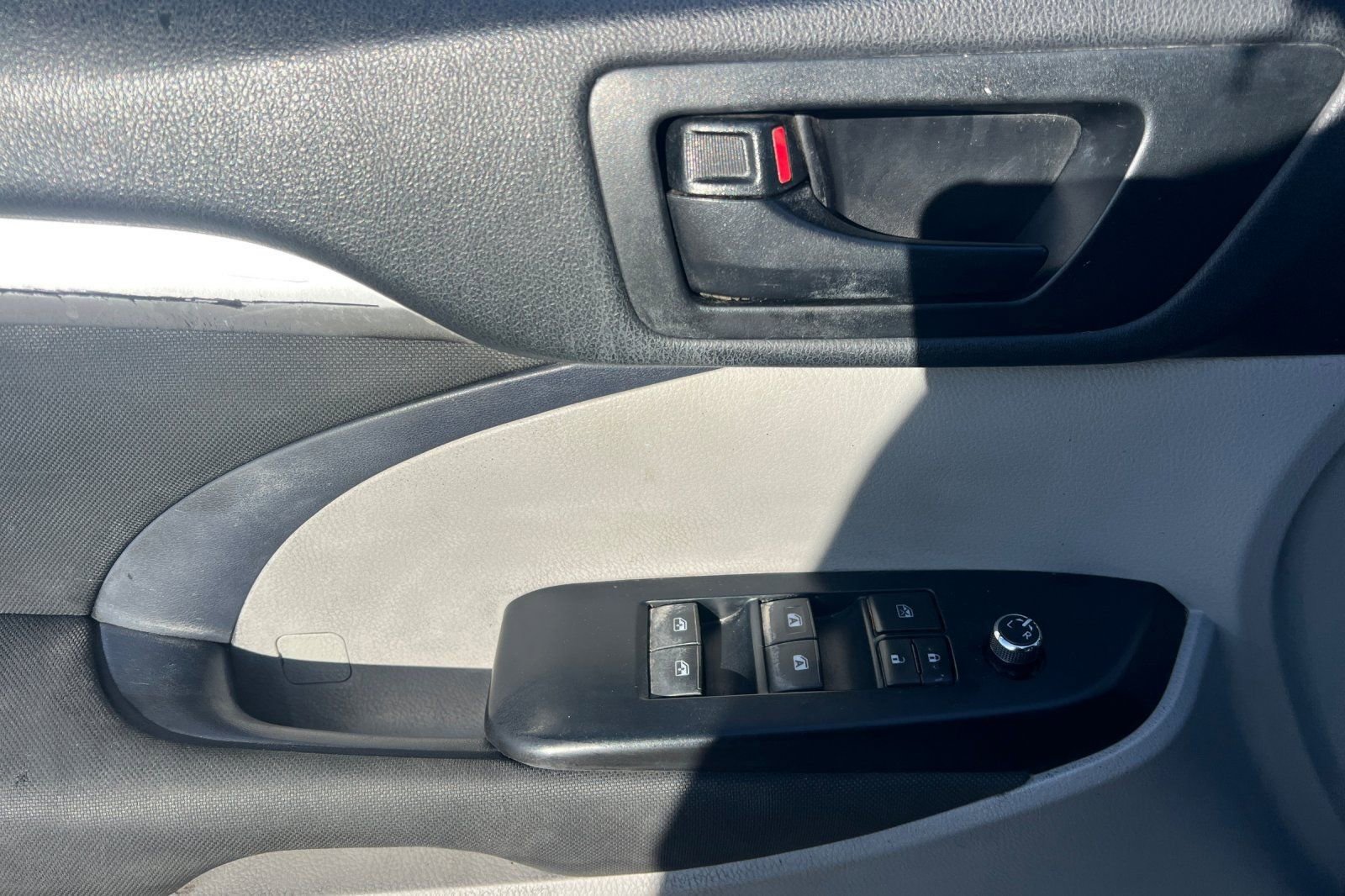 Used 2019 Toyota Highlander LE AWD/4WD image 9