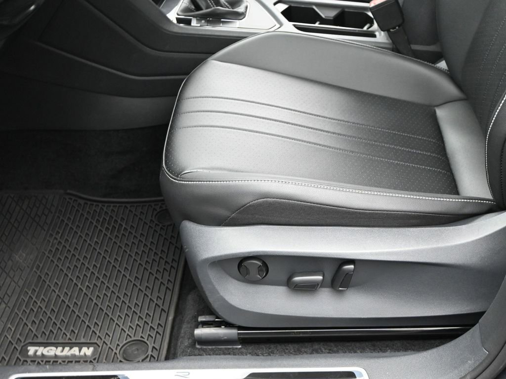 Used 2024 Volkswagen Tiguan SE R-Line image 12