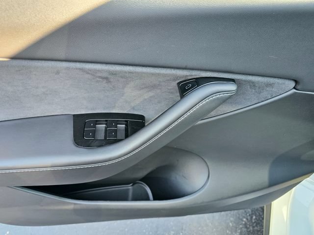 Used 2021 Tesla Model Y Long Range AWD/4WD image 24