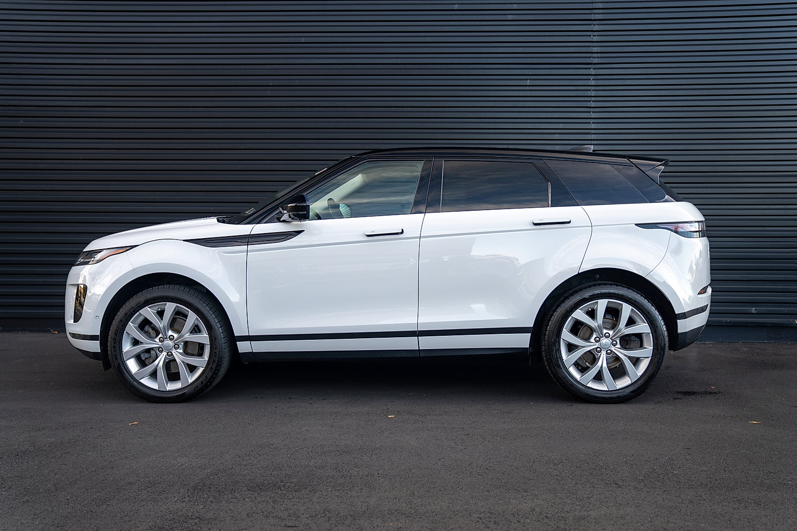 Used 2020 Land Rover Range Rover Evoque SE image 2