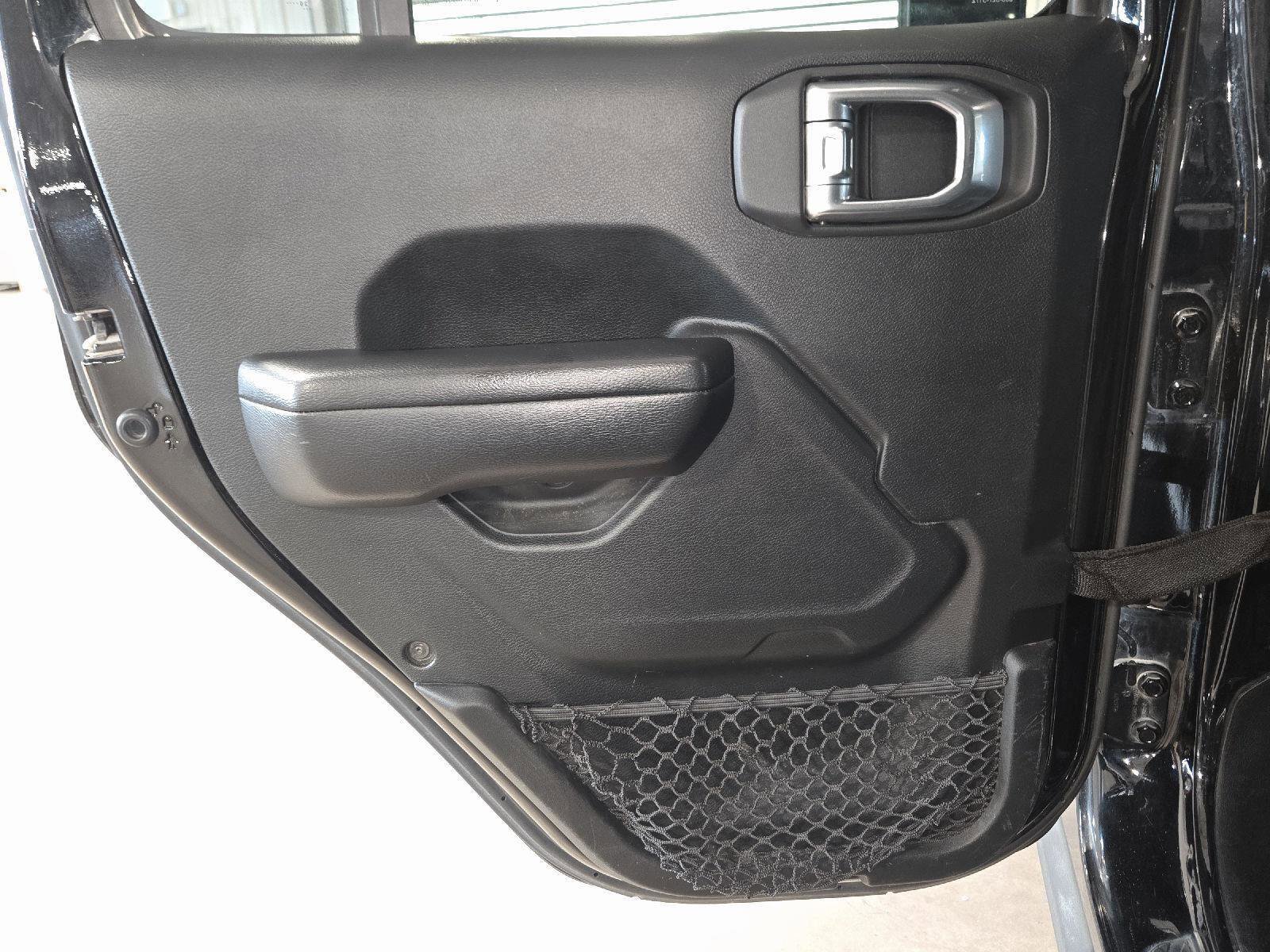 Used 2021 Jeep Gladiator Willys AWD/4WD image 32