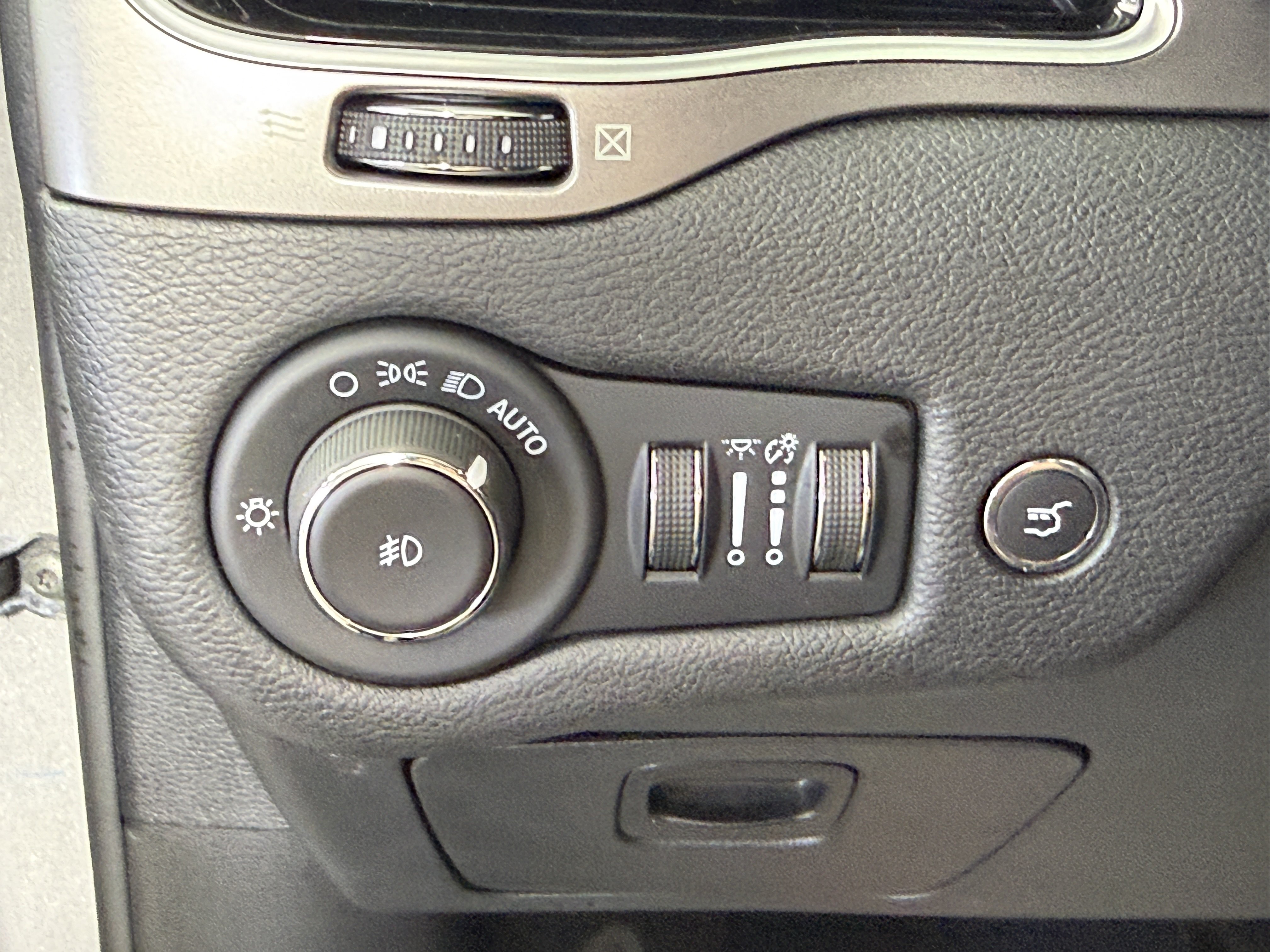 Used 2021 Jeep Cherokee Limited AWD/4WD image 26