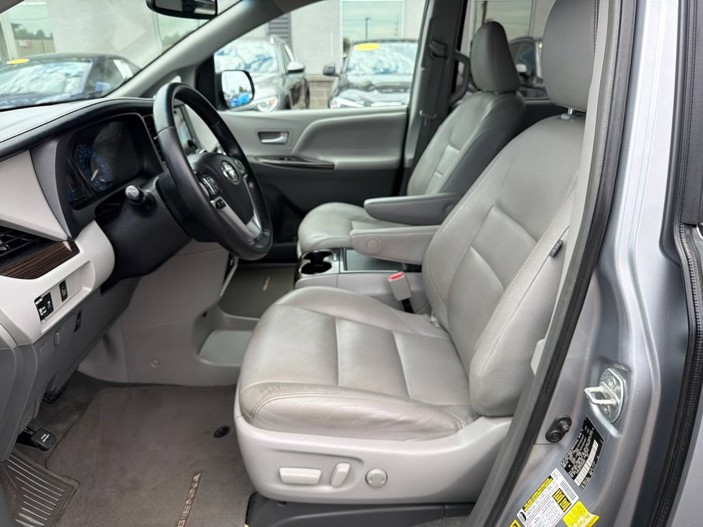 Used 2015 Toyota Sienna XLE FWD image 9