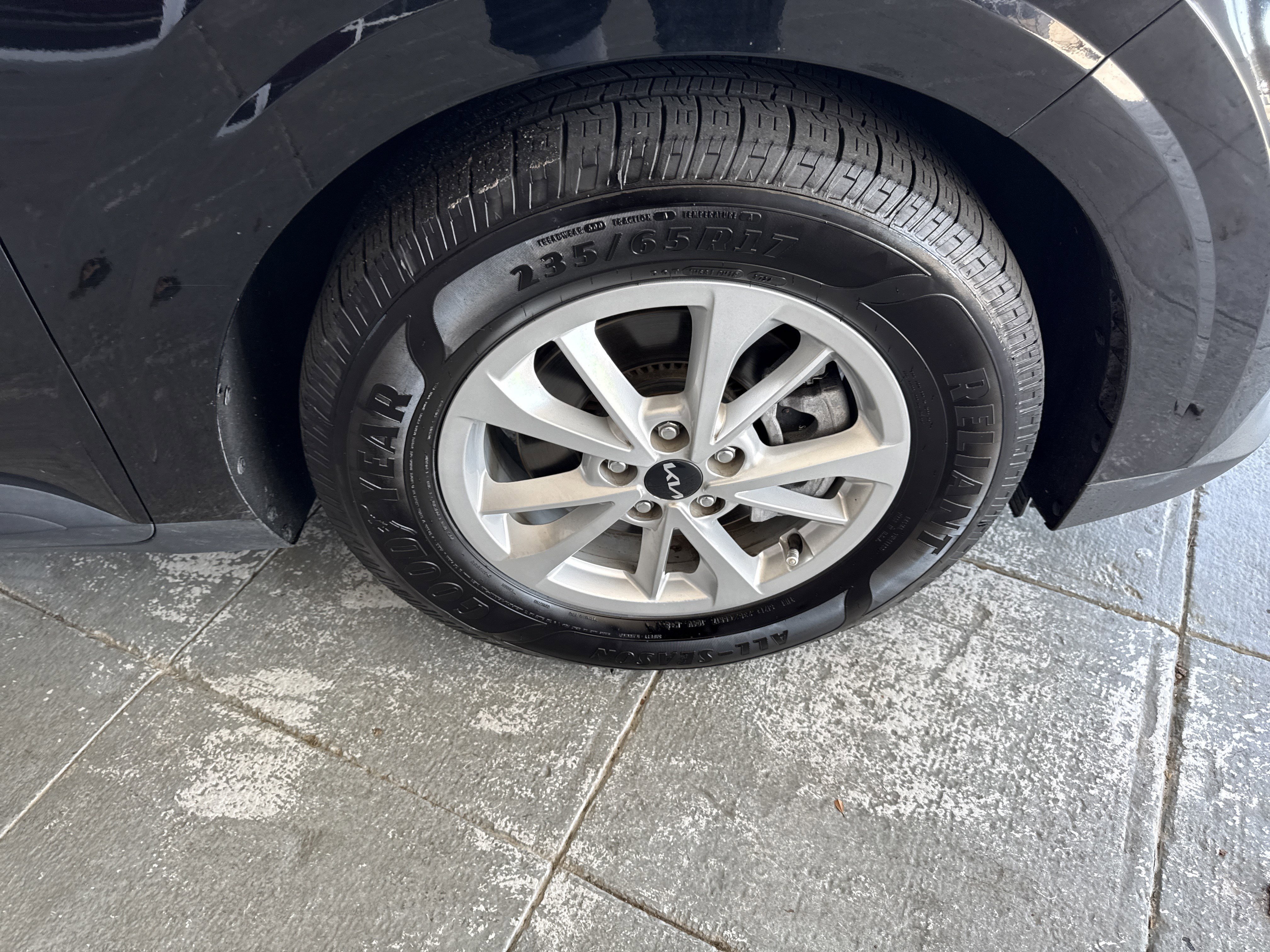 Used 2023 Kia Carnival LX image 12