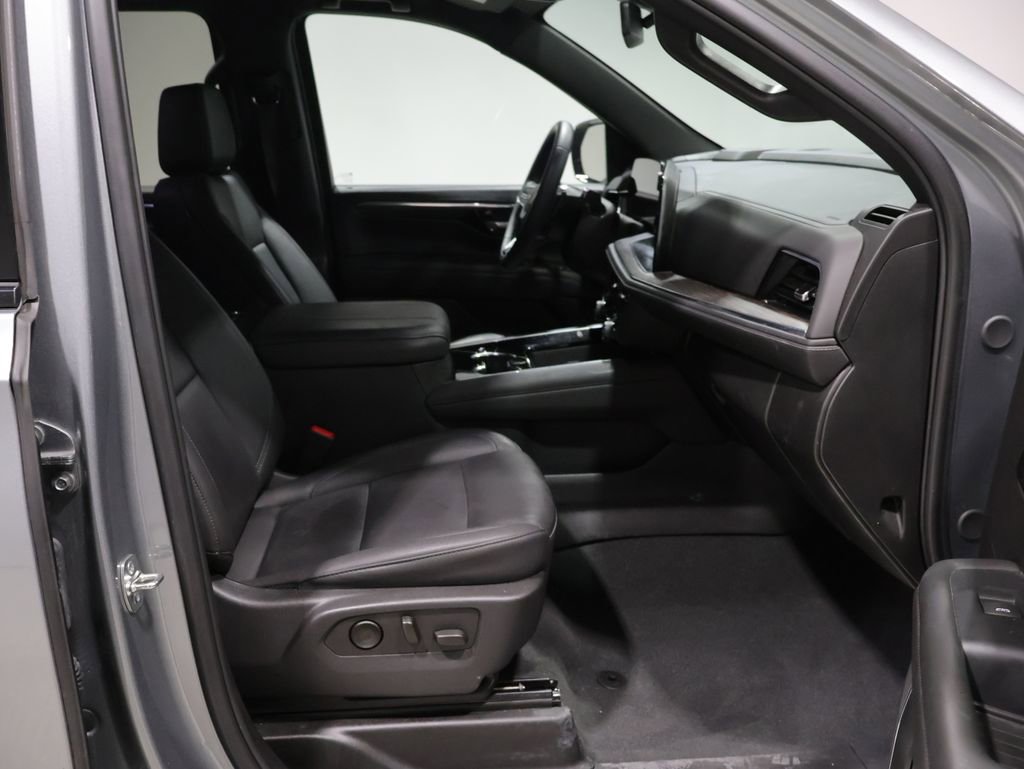 Used 2025 Chevrolet Suburban Z71 image 26