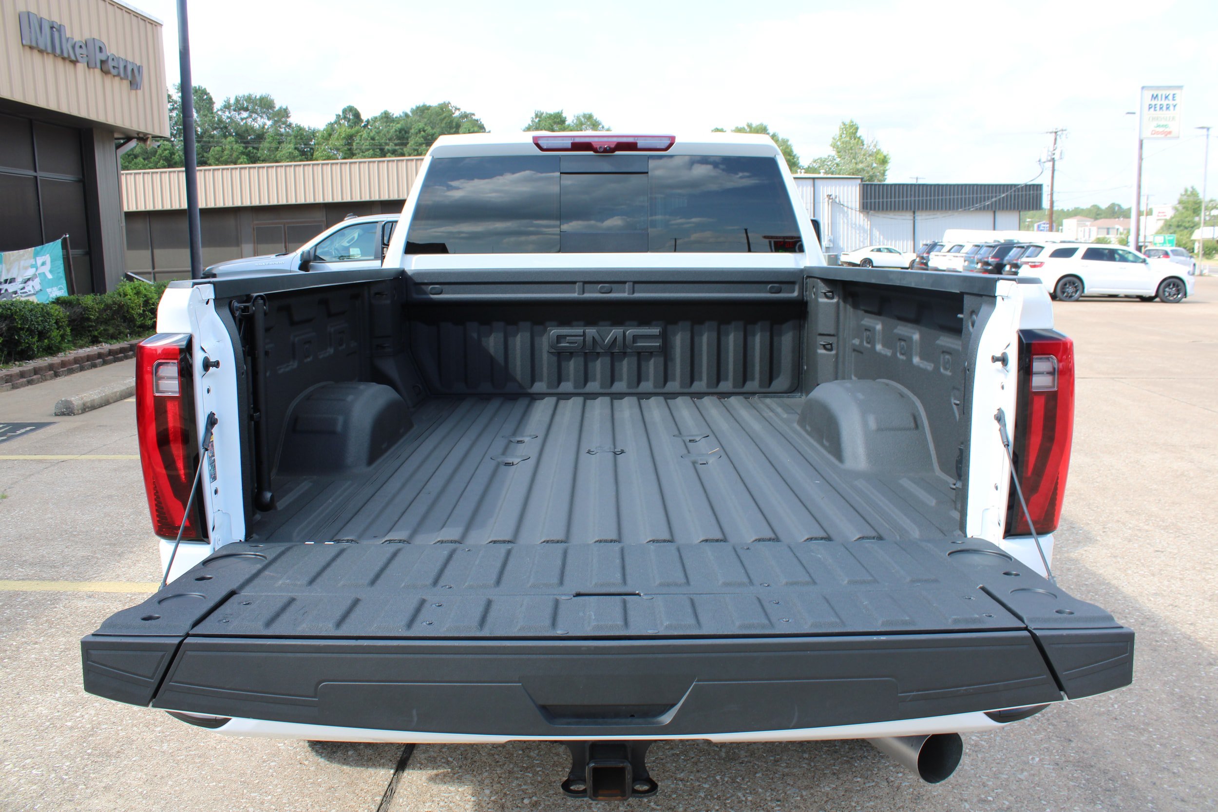 Used 2025 GMC Sierra 2500 Denali w/ Denali Reserve Package AWD/4WD image 13