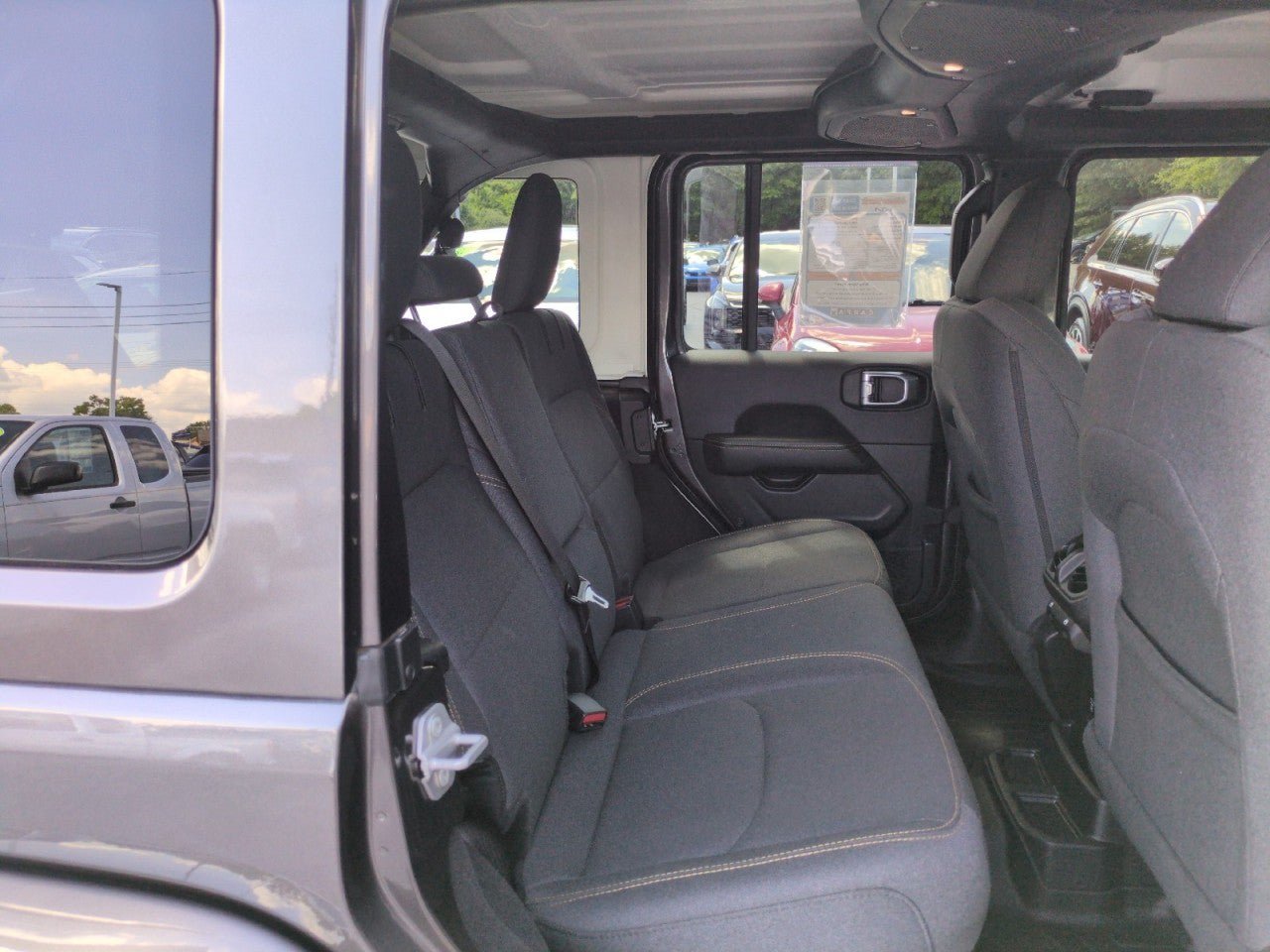 Used 2025 Jeep Wrangler Unlimited Sahara AWD/4WD image 24