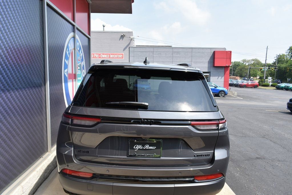 Used 2025 Jeep Grand Cherokee Limited w/ Black Appearance Package image 12