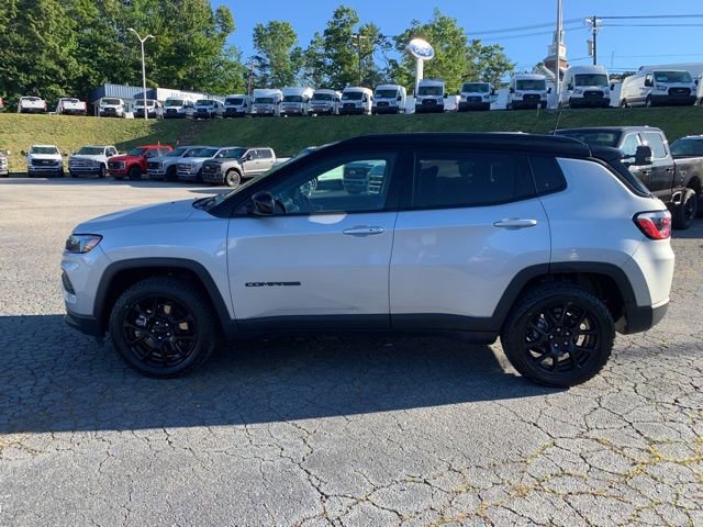 Used 2024 Jeep Compass Latitude w/ Convenience Group AWD/4WD image 5