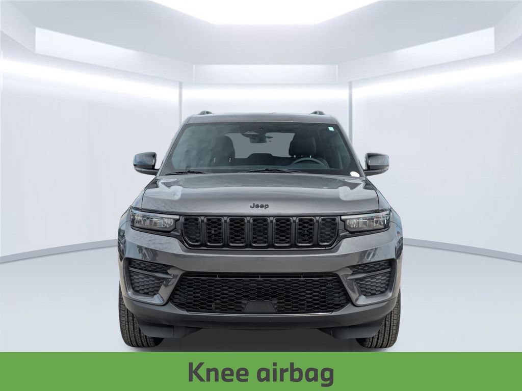 Used 2025 Jeep Grand Cherokee Altitude AWD/4WD image 11