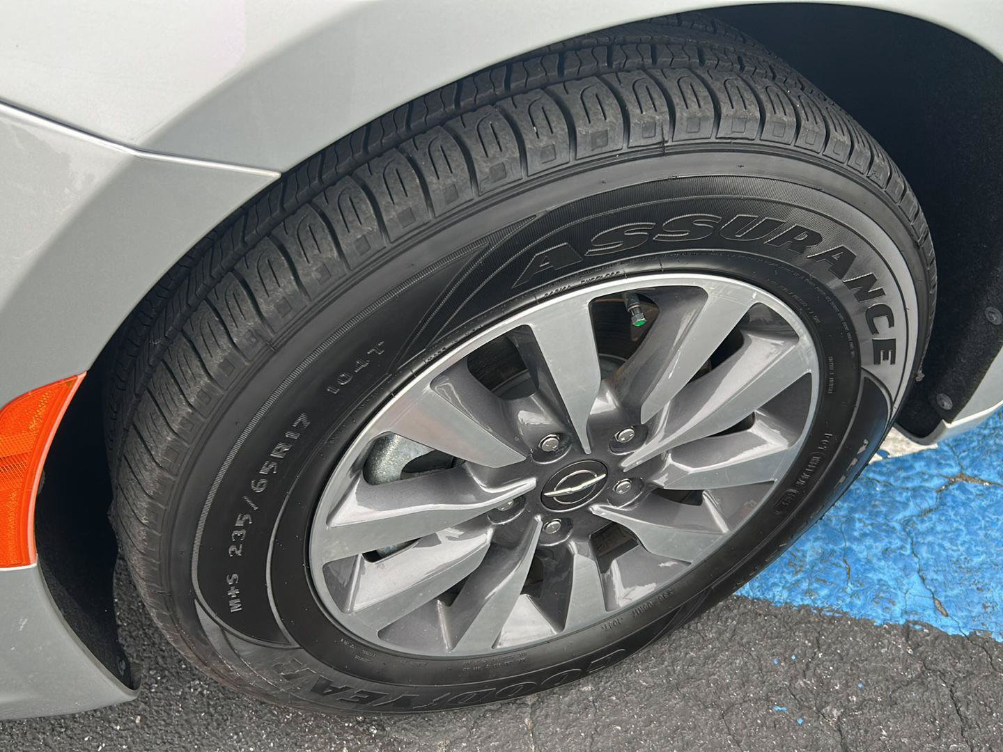 Used 2024 Chrysler Pacifica Limited FWD image 3