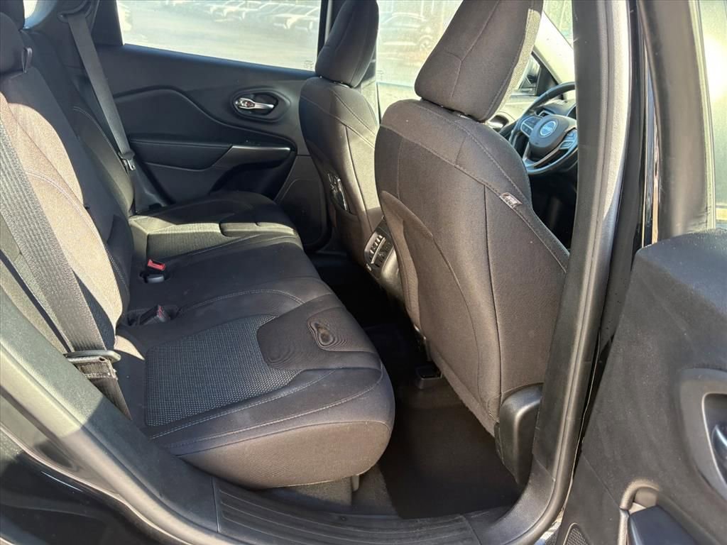 Used 2020 Jeep Cherokee Latitude w/ Cold Weather Group image 17