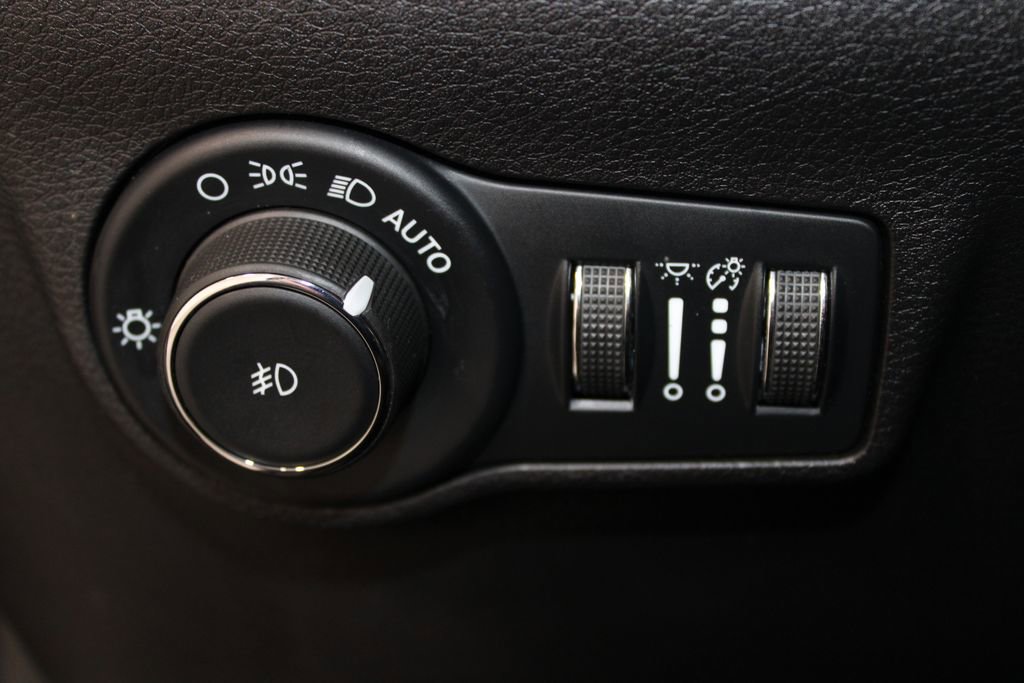 Used 2025 Jeep Compass Latitude image 24