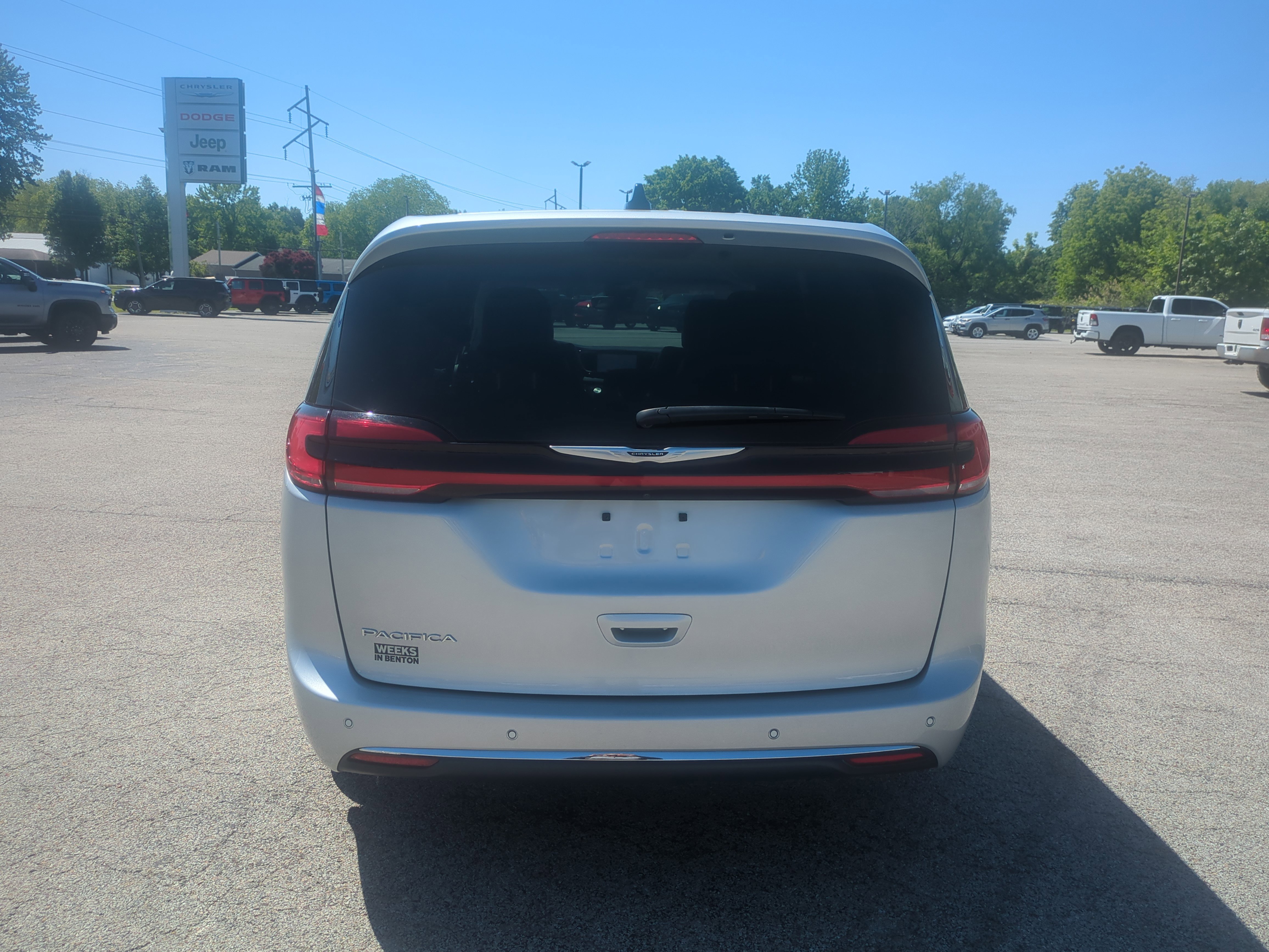 Used 2024 Chrysler Pacifica Touring-L FWD image 3