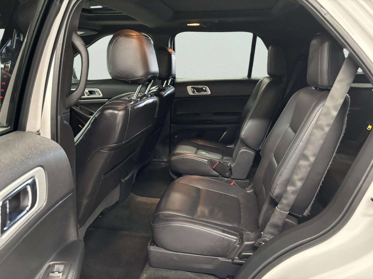 Used 2015 Ford Explorer XLT w/ Equipment Group 202B AWD/4WD image 21