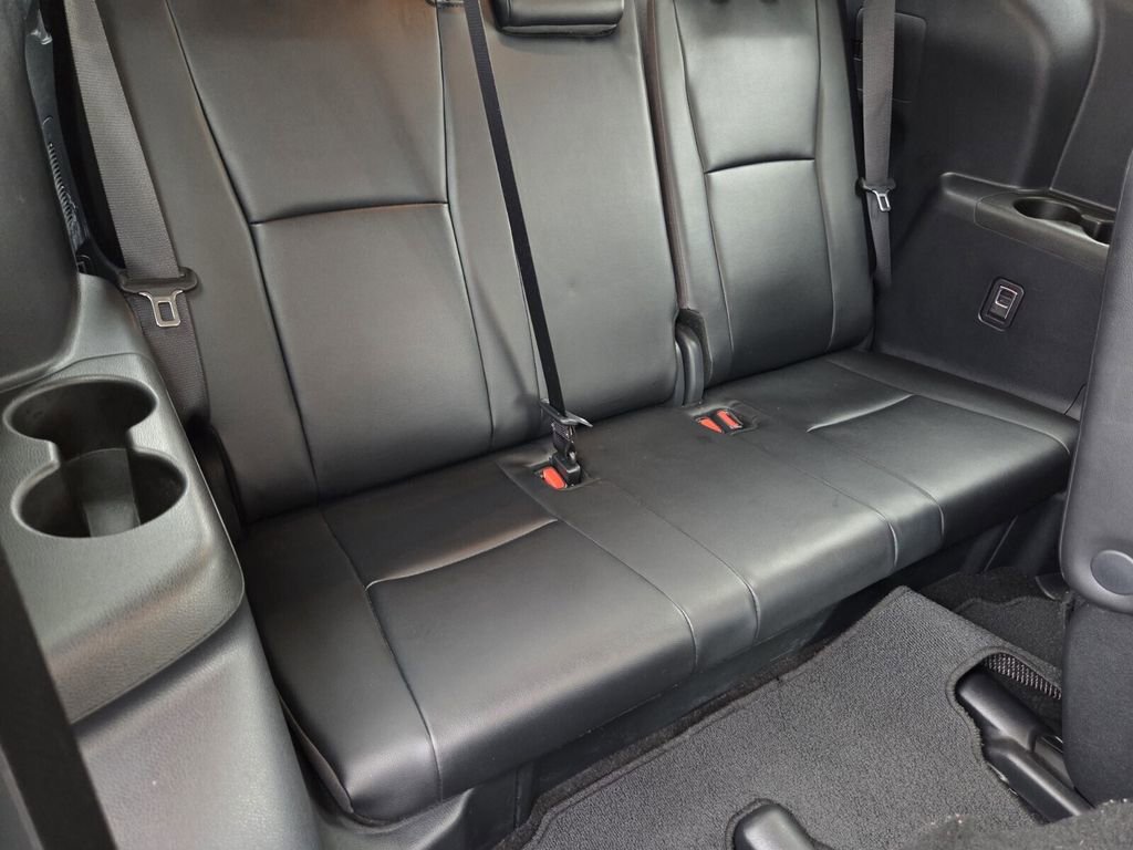 Used 2025 Toyota Highlander XLE image 12