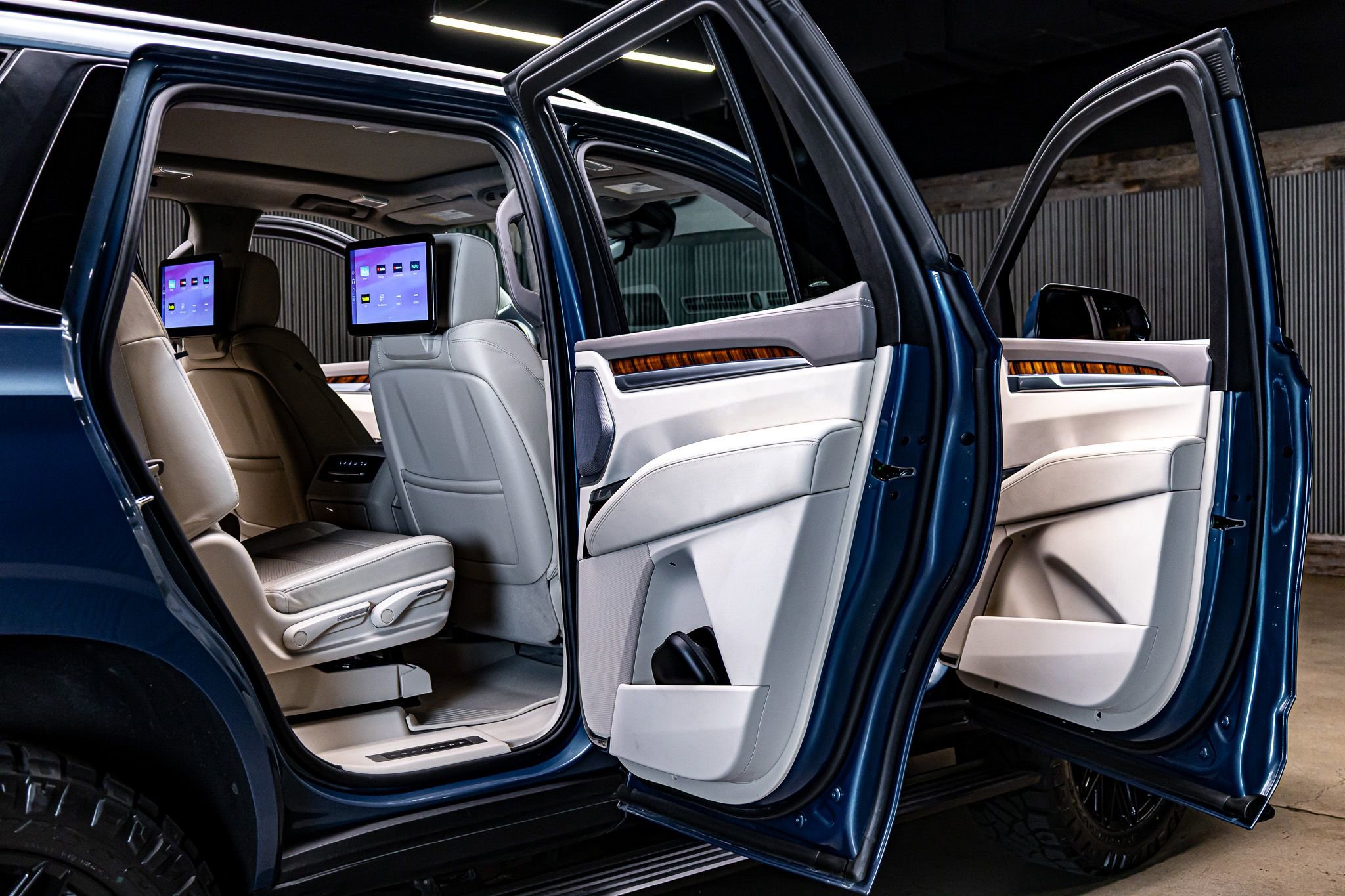 Used 2025 Cadillac Escalade Sport Platinum w/ LPO, Floor Liner Package image 32