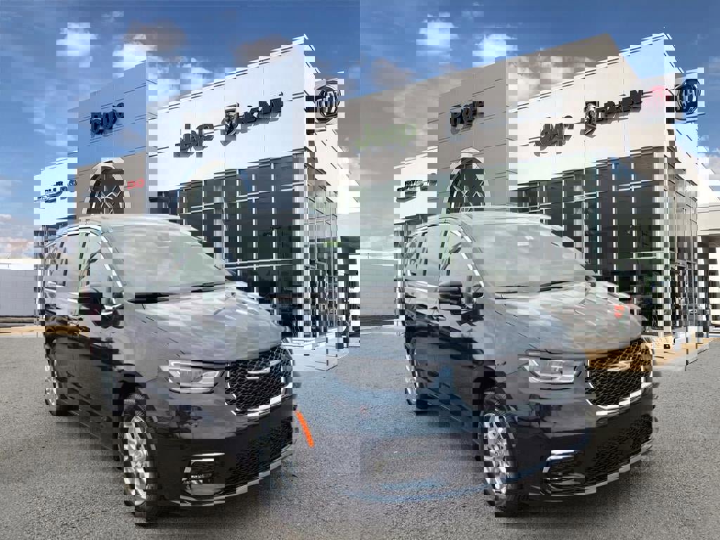 New 2025 Chrysler Pacifica Select