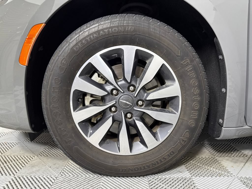 Used 2021 Chrysler Pacifica Touring-L FWD image 20