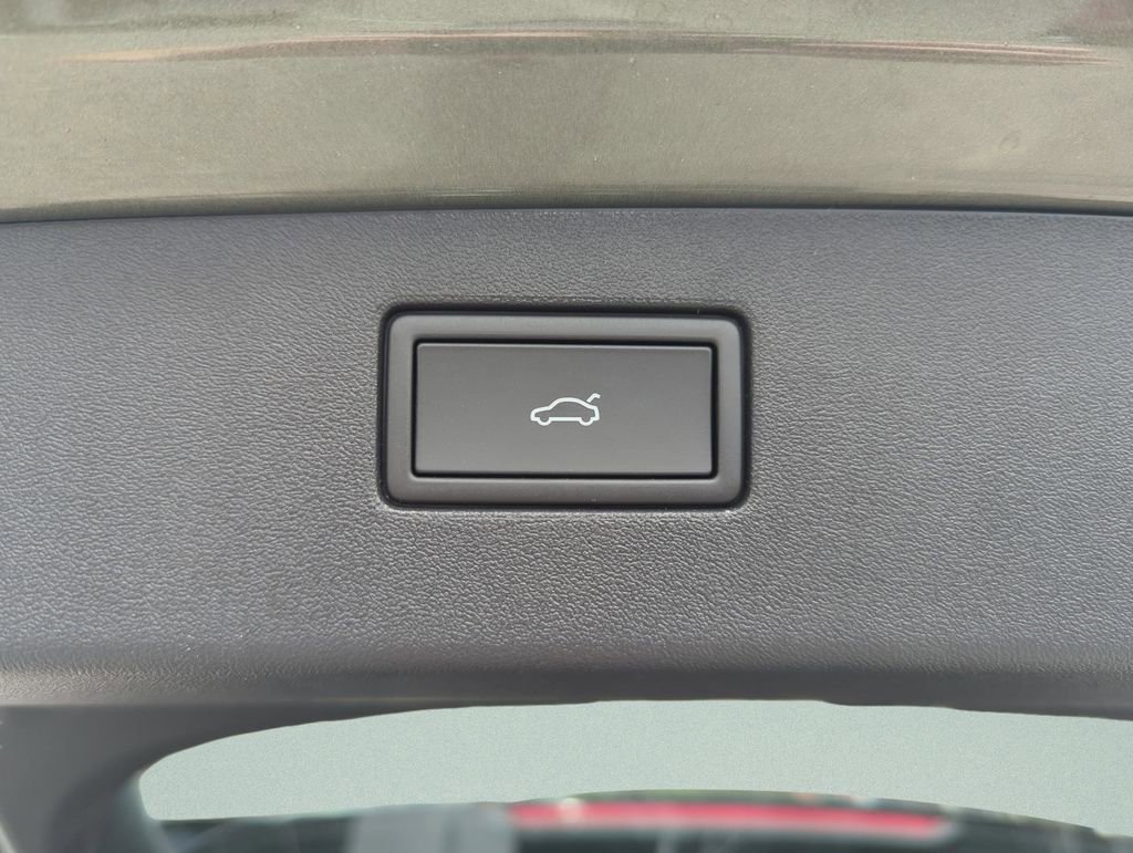 New 2026 Volkswagen Tiguan SE R-Line image 18