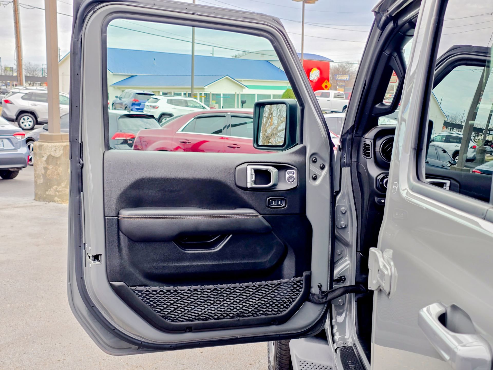 Used 2022 Jeep Wrangler Unlimited Sahara image 31