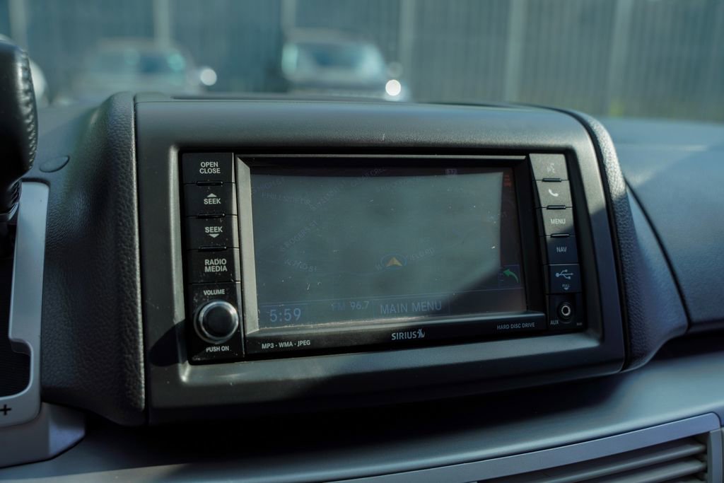 Used 2013 Volkswagen Routan SE FWD image 8