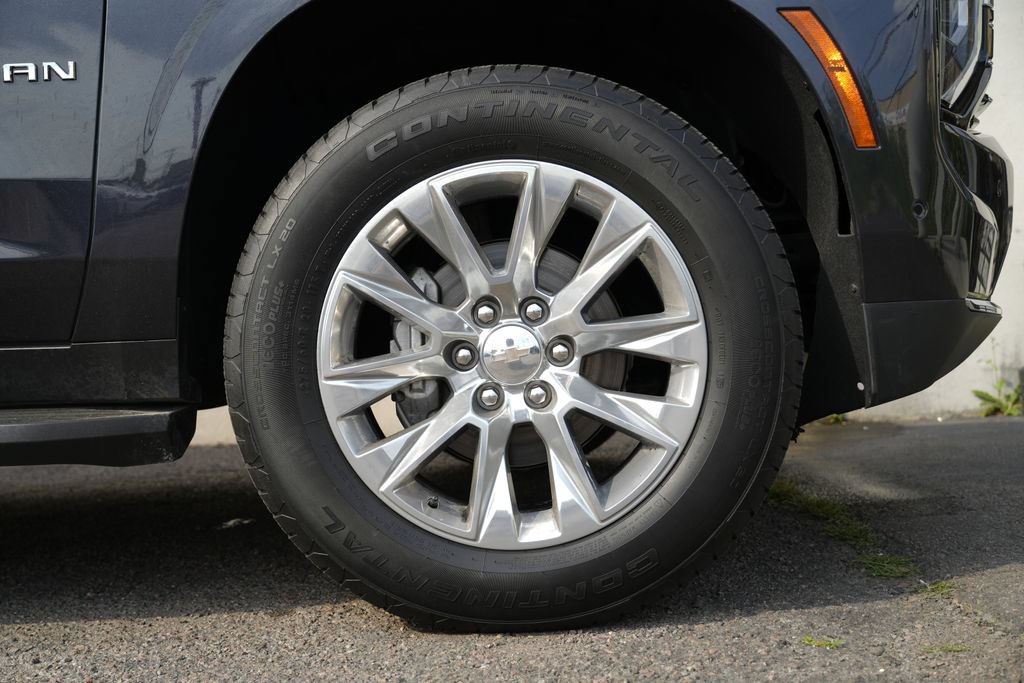 Used 2025 Chevrolet Suburban Premier AWD/4WD image 11