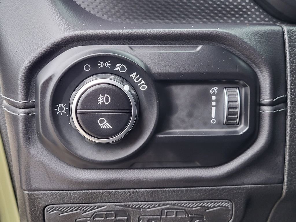 Used 2025 Jeep Gladiator Rubicon w/ Convenience Group AWD/4WD image 15