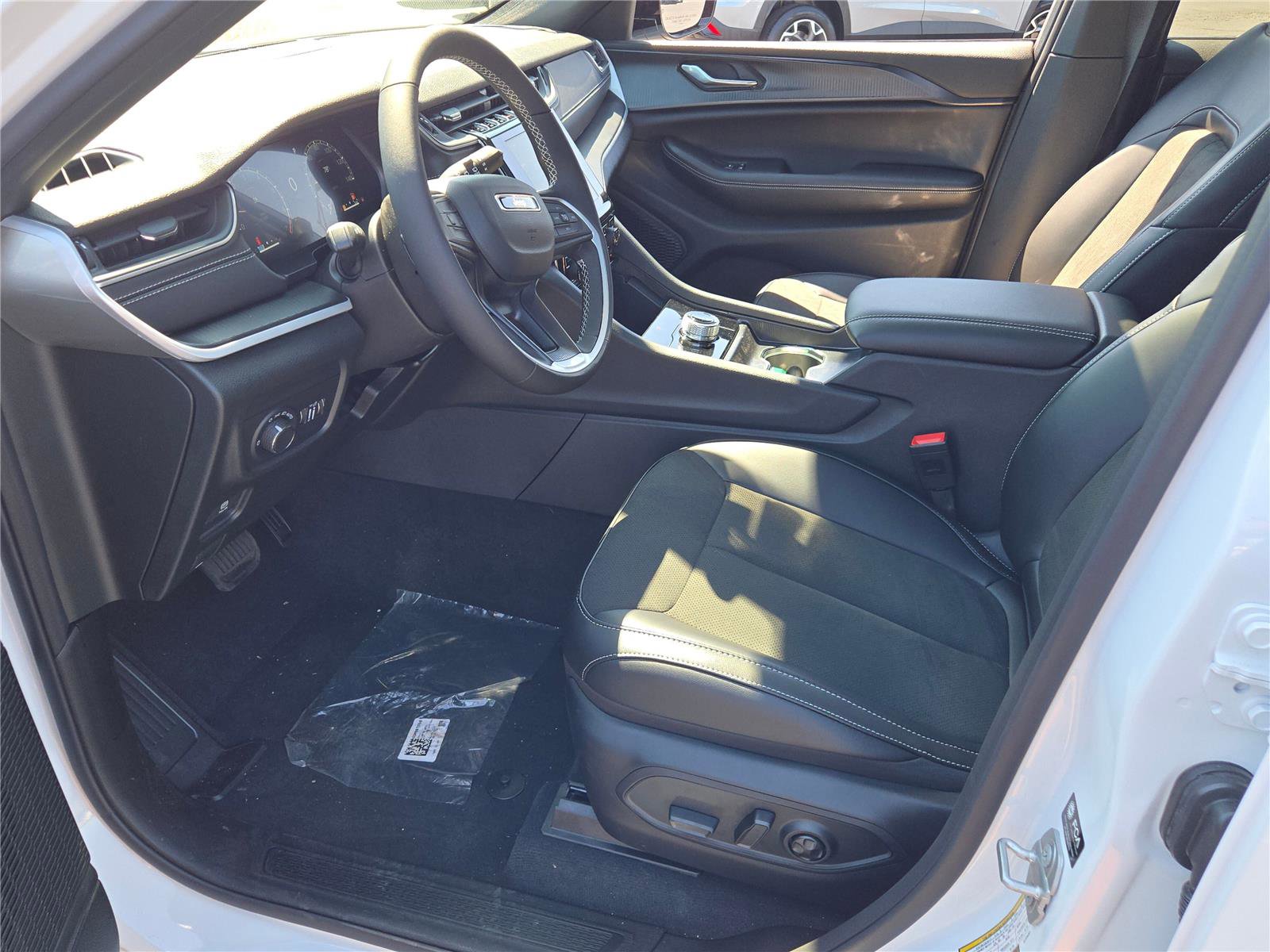 New 2025 Jeep Grand Cherokee Altitude image 26