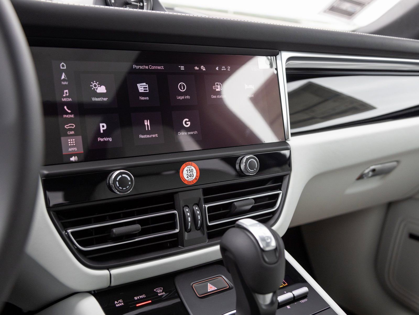 Certified 2025 Porsche Macan AWD/4WD image 26