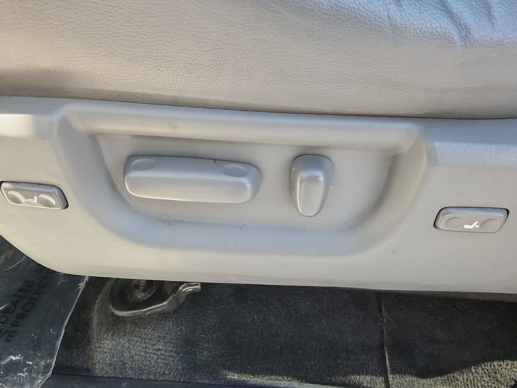 Used 2013 Toyota Sequoia Platinum AWD/4WD image 8