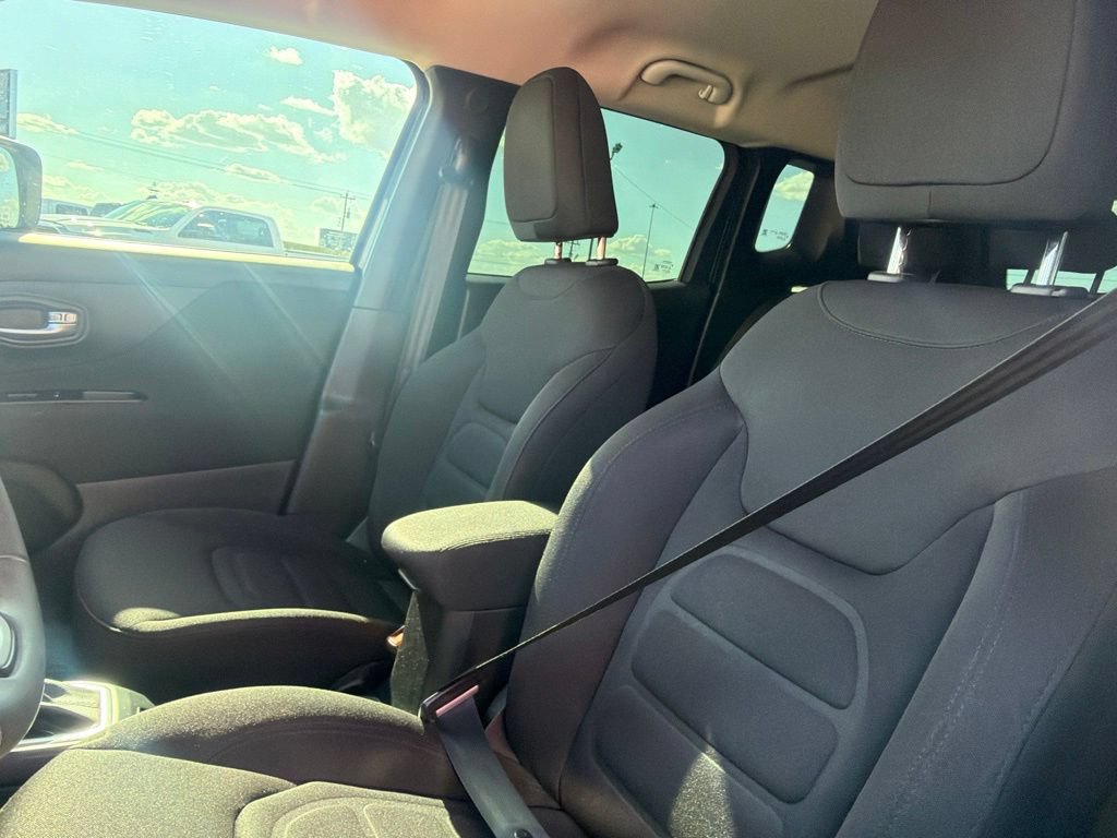 Used 2018 Jeep Renegade Latitude FWD image 10