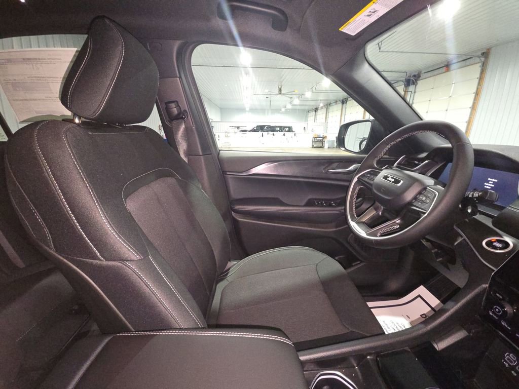 New 2025 Jeep Grand Cherokee L Laredo image 10