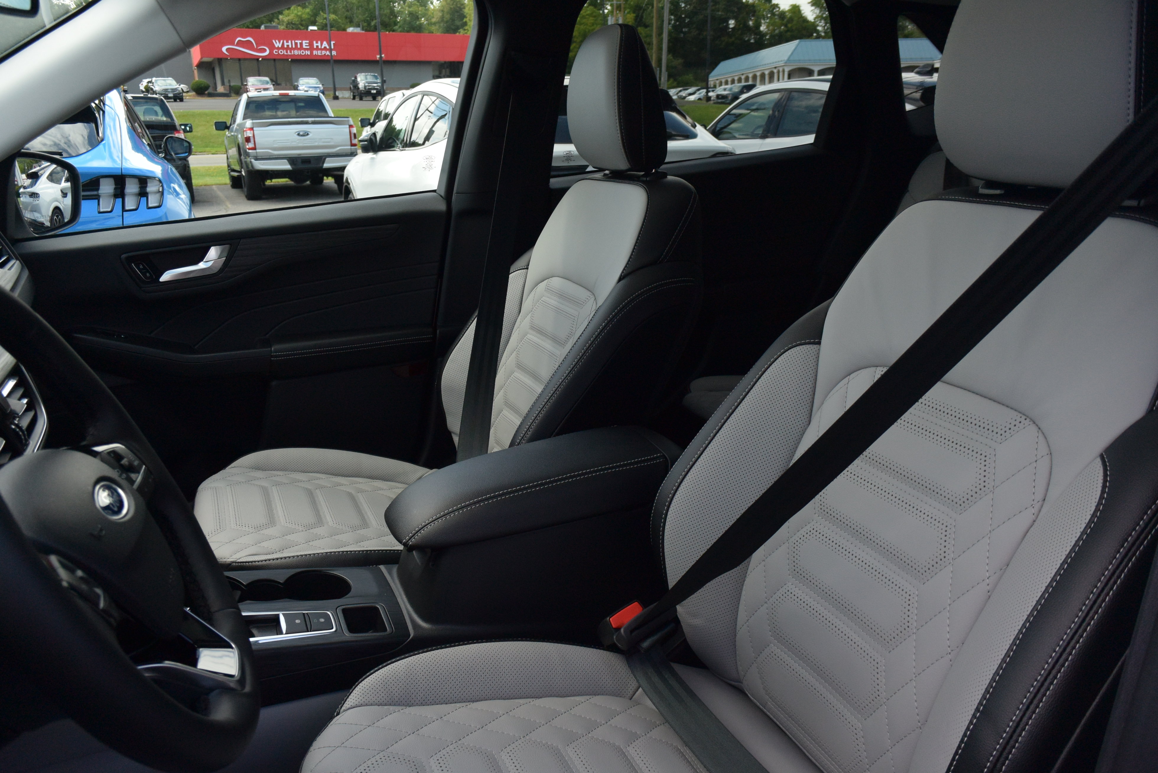 Used 2023 Ford Escape Platinum w/ Premium Technology Package AWD/4WD image 11
