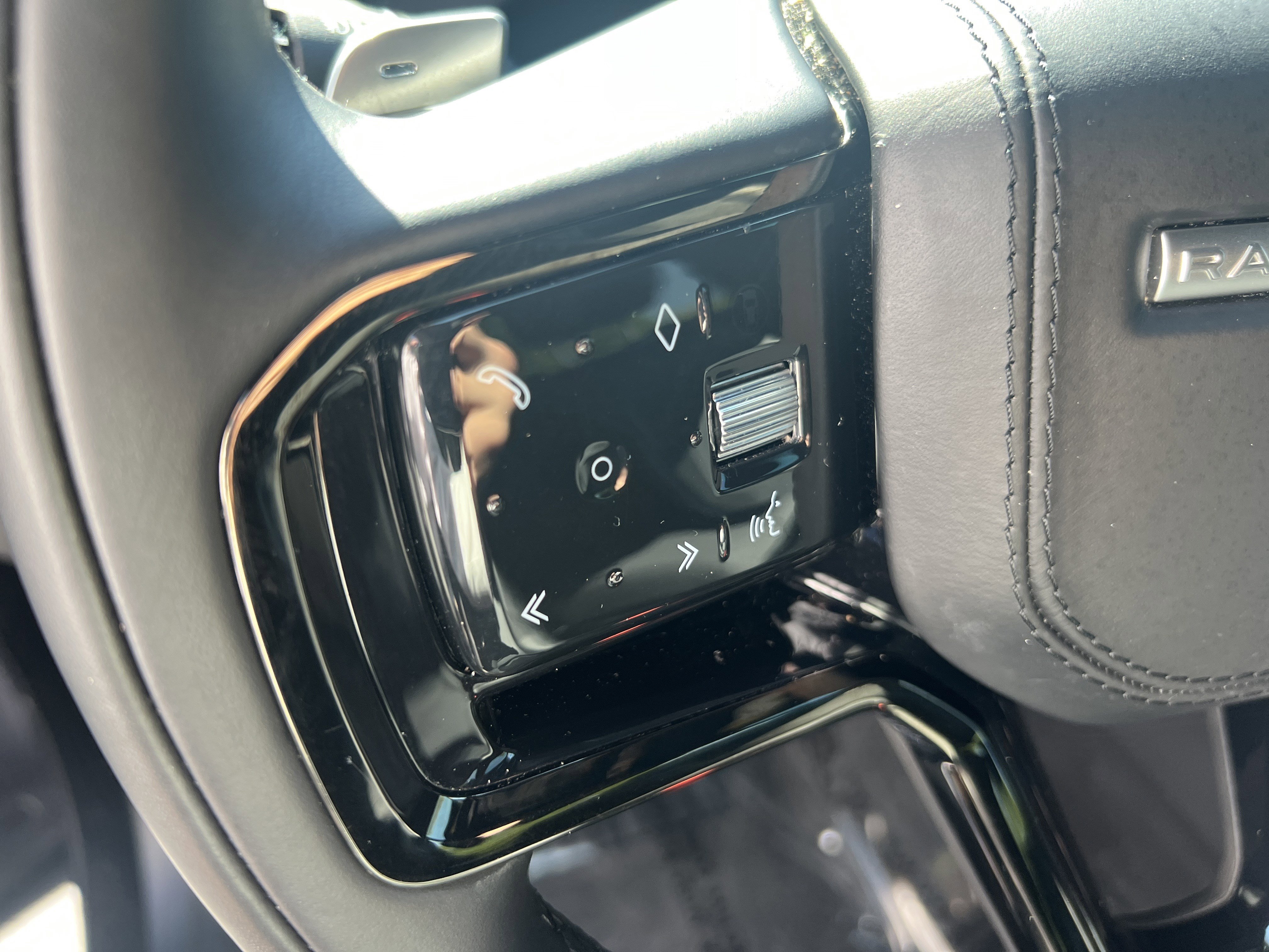 Certified 2024 Land Rover Range Rover Velar Dynamic SE image 12