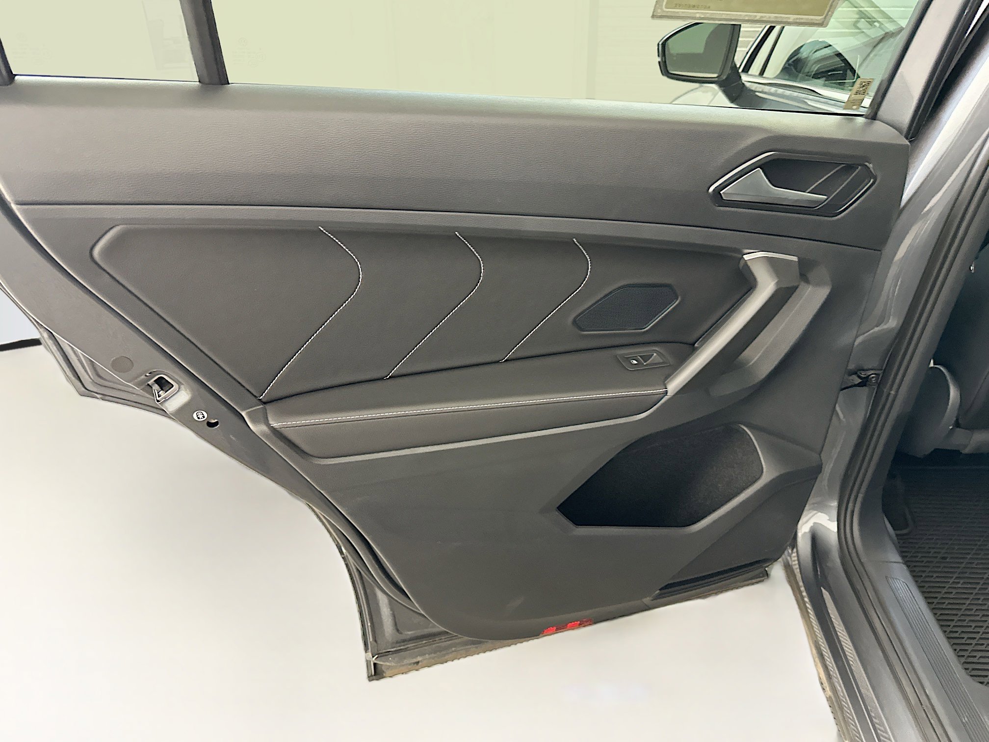 Used 2024 Volkswagen Tiguan SE w/ MDO Package, Two-Row image 27