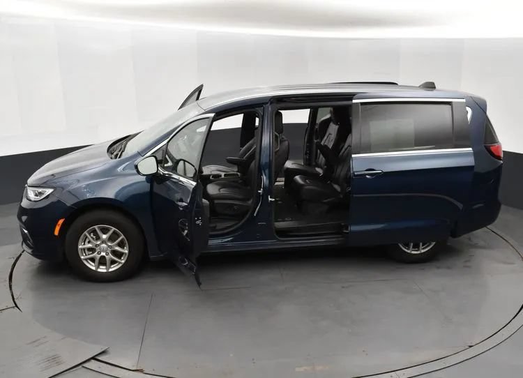 Used 2025 Chrysler Pacifica Select FWD image 7