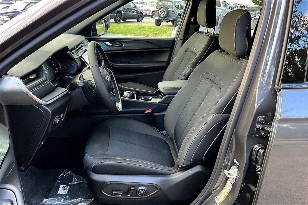 New 2025 Jeep Grand Cherokee Laredo X w/ Luxury Tech Group I image 9