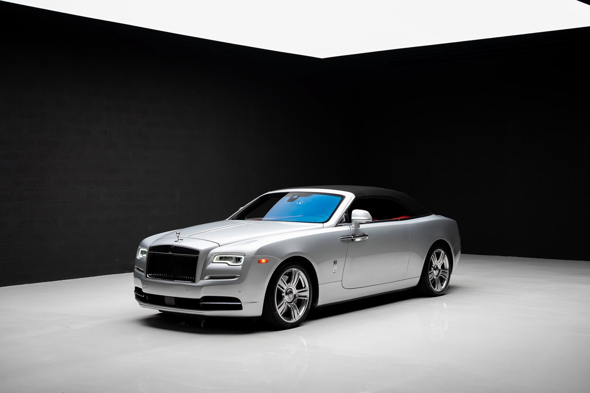 Used 2017 Rolls-Royce Dawn RWD image 4