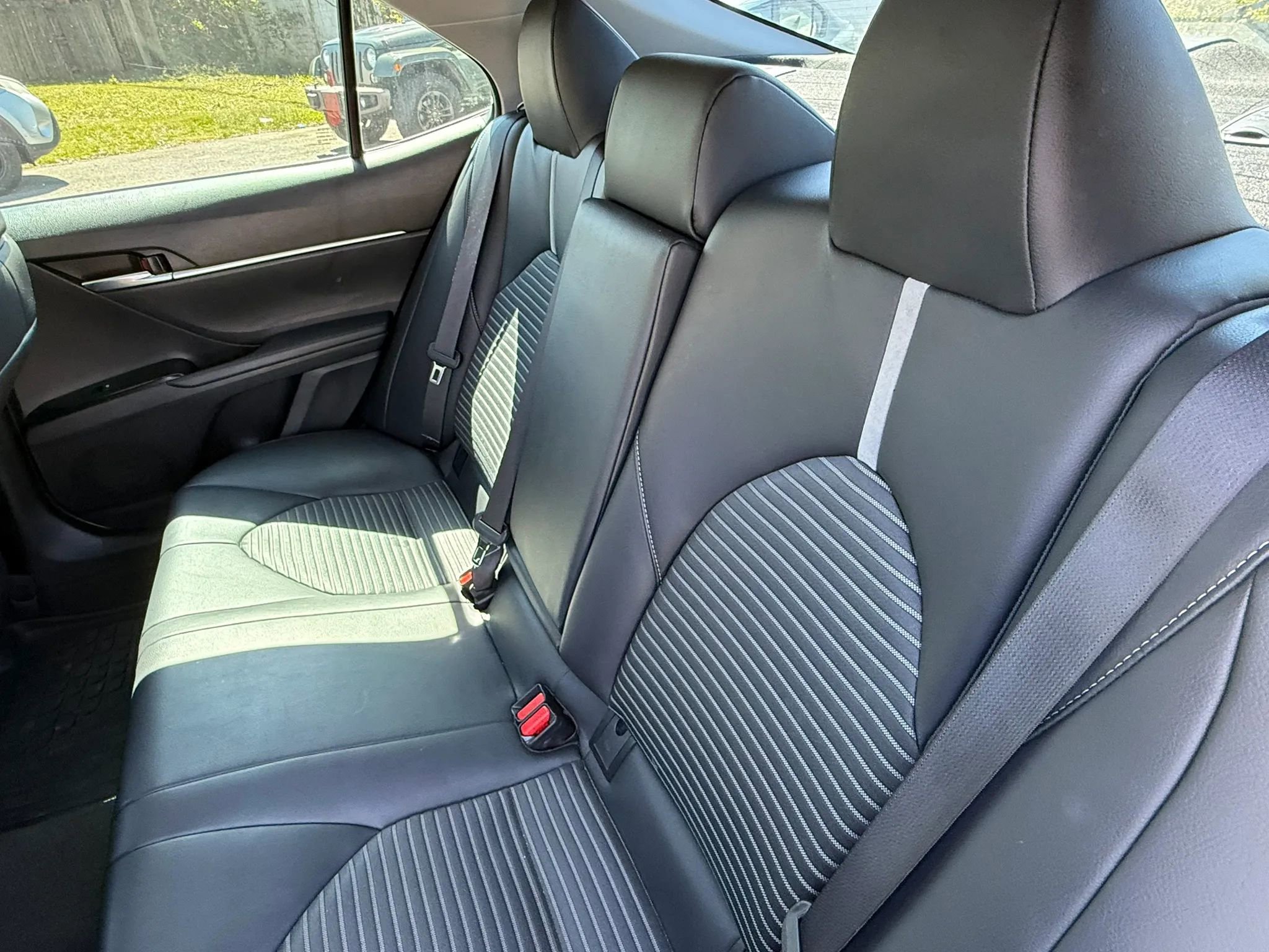 Used 2018 Toyota Camry SE w/ Convenience Package FWD image 13