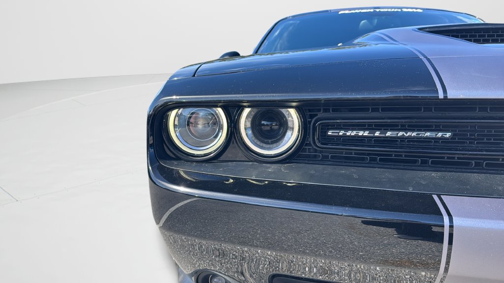 Used 2015 Dodge Challenger SRT RWD image 23