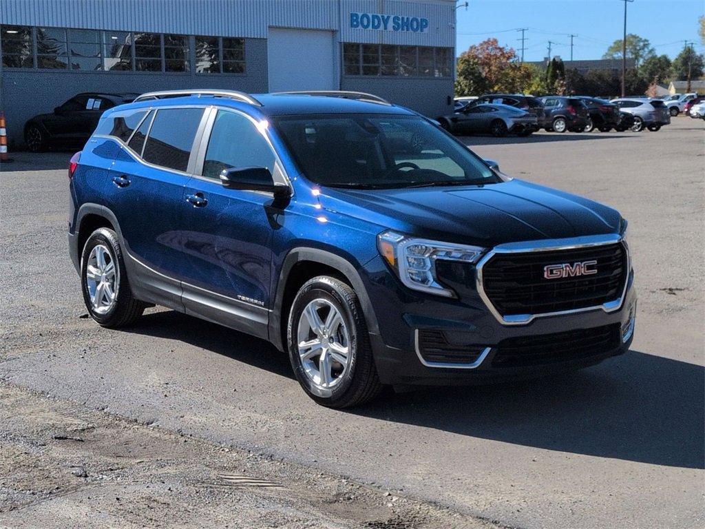 Used 2023 GMC Terrain SLE w/ Driver Convenience Package image 2