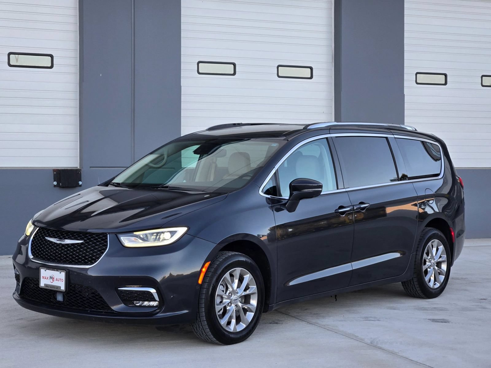 Used 2021 Chrysler Pacifica Touring-L w/ Premium & Safety Sphere Group AWD/4WD image 4