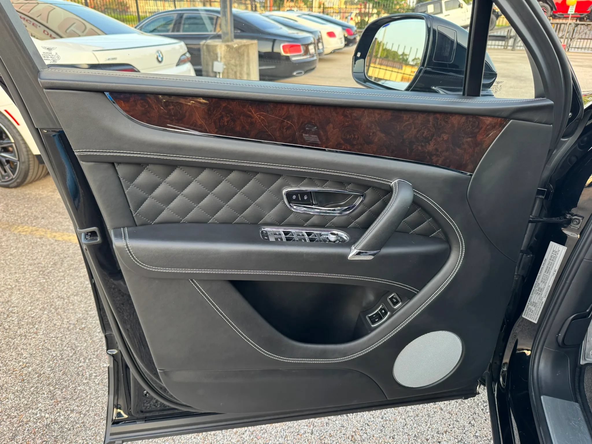 Used 2018 Bentley Bentayga AWD/4WD image 17