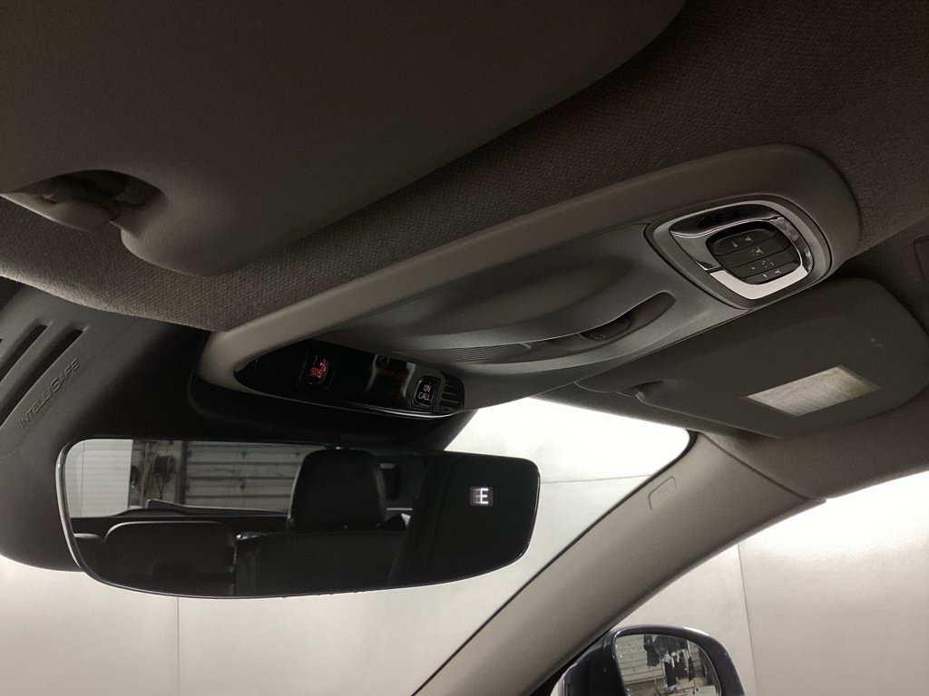 Used 2021 Volvo XC40 T5 Momentum w/ Premium Package image 32