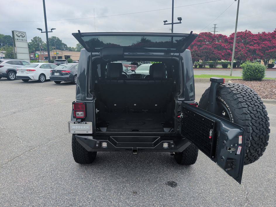 Used 2018 Jeep Wrangler Unlimited Sahara AWD/4WD image 15