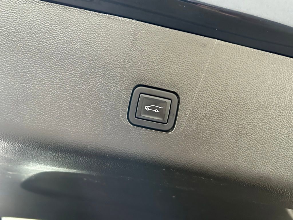 Used 2023 Chevrolet Traverse LT image 36