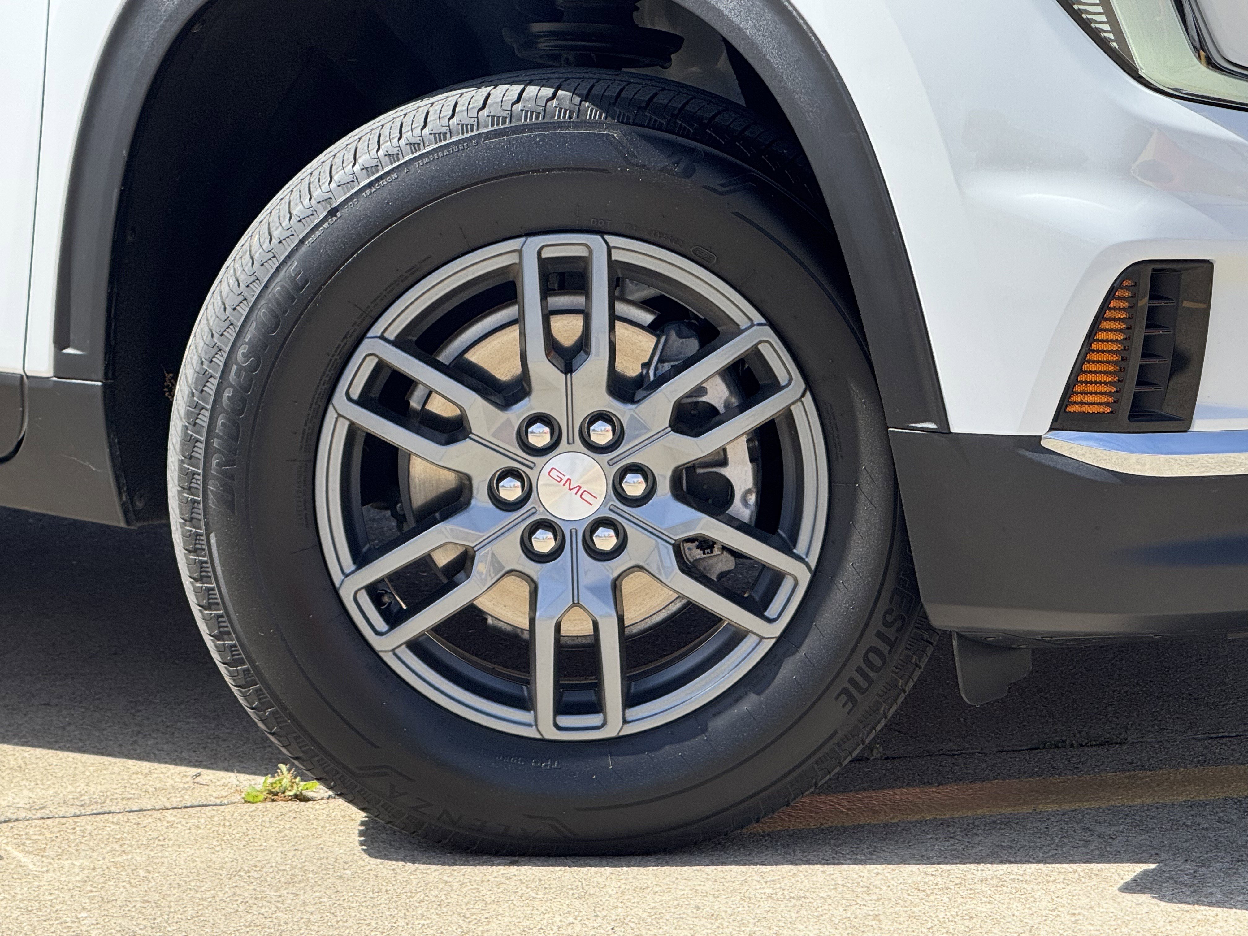 Used 2025 GMC Acadia Elevation image 3