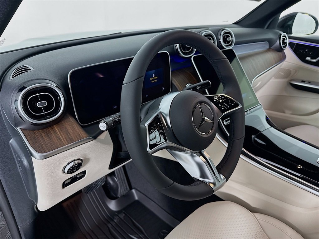 Used 2025 Mercedes-Benz GLC 300 4MATIC image 4
